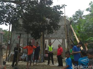 Warga Blitar Tewas Terjatuh Saat Bantu Dirikan Rumah Warga Blitar Tewas Terjatuh Saat Bantu Dirikan Rumah
