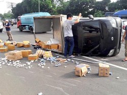 Mobil Box Pembawa Sembako Terguling di Tol Jagorawi