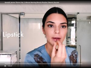 Yang Sebaiknya Dilakukan Saat Nggak PD karena Lihat Artis Cantik di Medsos