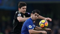 Harry Maguire tampil dominan dan solid di lini belakang Leicester City saat menahan imbang Chelsea tanpa gol. Dia sukses mematikan Alvaro Morata dan menahan sejumlah aksi Eden Hazard. (Foto: Peter Cziborra/Action Images via Reuters)