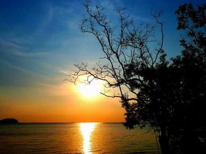 Senja Tenggelam di Pantai Tanjung Pendam