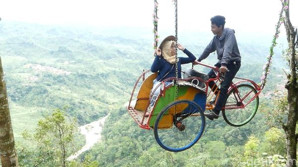 Foto: Mengayuh Becak di Atas Awan