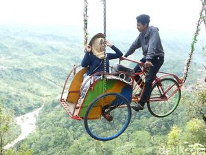 Foto: Mengayuh Becak di Atas Awan