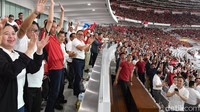 Pantauan detikcom di Stadion Gelora Bung Karno, Jakarta, Minggu (14/1/2018), Jokowi yang mengenakan kaos merah timnas itu terpantau semringah.