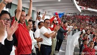 Jokowi memang diagendakan menyaksikan langsung pertandingan persahabatan ini. Dia datang bersama JK sekitar pukul 18.46 WIB.