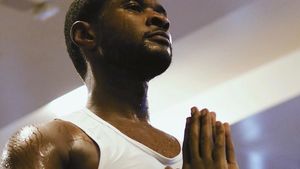 Potret Usher Banjir Keringat Saat Latihan Yoga