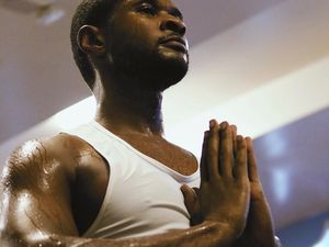 Potret Usher Banjir Keringat Saat Latihan Yoga