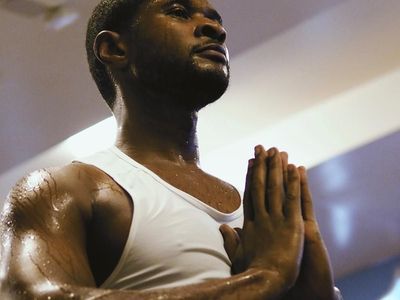 Potret Usher Banjir Keringat Saat Latihan Yoga