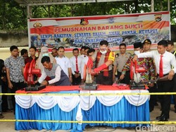 Polisi Musnahkan Ratusan Senjata Api hingga Anak Panah di Bima