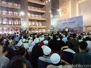 Anies Jadi Saksi Zidane Alfadino Masuk Islam di Masjid Isqtilal