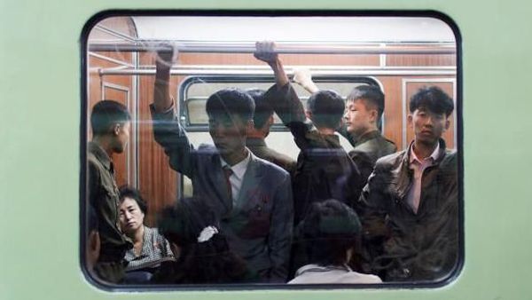 Terungkap! Suasana Stasiun Kereta Bawah Tanah di Korea Utara