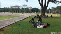Foto: Ramai-ramai Nikmati Rumput Monas yang Kini Tanpa Pagar