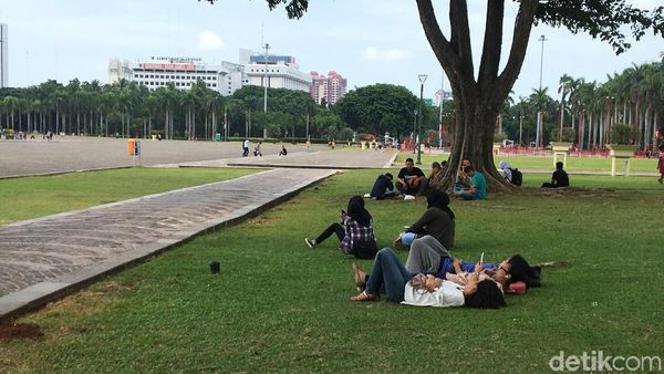 Foto: Ramai-ramai Nikmati Rumput Monas yang Kini Tanpa Pagar