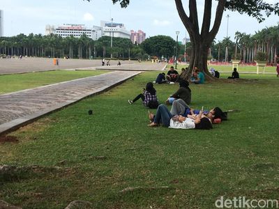 Foto: Ramai-ramai Nikmati Rumput Monas yang Kini Tanpa Pagar