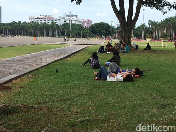 Foto: Ramai-ramai Nikmati Rumput Monas yang Kini Tanpa Pagar