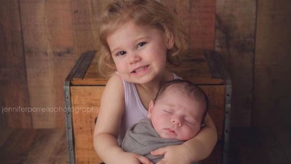 So Sweet! Potret Kasih Sayang Kakak pada Adiknya yang Baru Lahir  