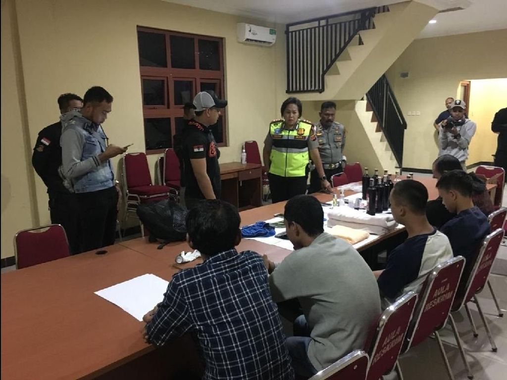 Polisi Gerebek Pesta Seks Sesama Jenis di Sebuah Villa Cianjur