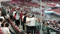 Dengan fasilitas single seat, para penonton kini tak perlu berebut tempat duduk untuk menyaksikan laga di SUGBK. (Foto: Kanavino/detikcom)