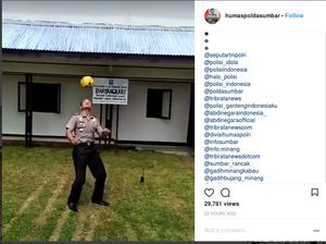 Video: Aksi Memikat Kapolres Pamerkan Kemampuan Juggling Bola Video: Aksi Memikat Kapolres Pamerkan Kemampuan Juggling Bola