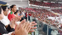 Sorak sorai penonton pun tak berhenti. Mereka terus menyuarakan semangat bagi para penggawa Indonesia.