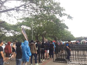 Sejak Sore Penonton Liam Gallagher Telah Padati Ecovention