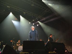Dua Pelukan Penggemar Garis Keras untuk Liam Gallagher Dua Pelukan Penggemar Garis Keras untuk Liam Gallagher