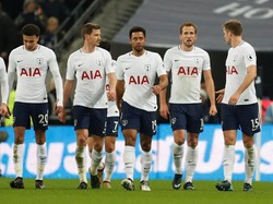 Kane kini kian mantap di puncak daftar top skorer Premier League dengan 20 gol, unggul tiga gol dari Mohamed Salah. Kane juga jadi pemain ketiga yang mencetak 20+ gol dalam empat musim Premier League secara beruntun setelah Alan Shearer dan Thierry Henry. Foto: Matthew Childs/Action Images via Reuter