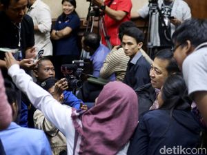 Saat Novanto Diajak Selfie Sebelum Duduk di Kursi Pesakitan