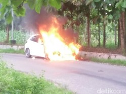 Mobil Milik Bidan Terbakar di Blora