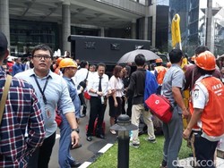 Bos BEI Bantu Evakuasi Korban Selasar Ambruk