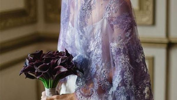 Foto: Inspirasi Gaun Pengantin Ultra Violet Sesuai Tren Warna 2018