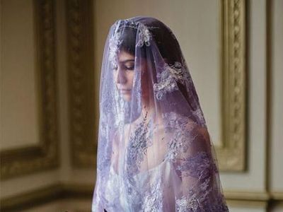 Foto: Inspirasi Gaun Pengantin Ultra Violet Sesuai Tren Warna 2018