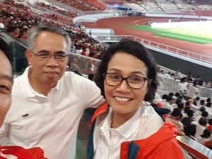 Gaya Spontan Sri Mulyani Ajak Jokowi Nge-Vlog di GBK