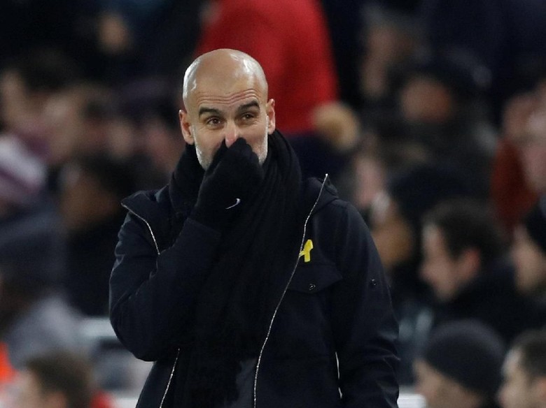 Dikritik Neville, Guardiola Sindir Pengalaman Melatih 4 Bulan Dikritik Neville, Guardiola Sindir Pengalaman Melatih 4 Bulan