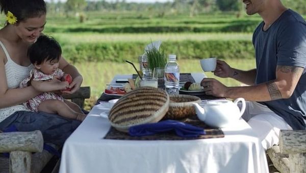 Begini 10 Keseruan Rio Dewanto Mencicip Makanan Sambil Jalan-jalan