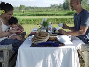 Begini 10 Keseruan Rio Dewanto Mencicip Makanan Sambil Jalan-jalan