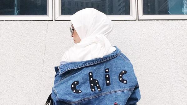 Foto: 9 Gaya Antimainstream Selebgram Hijab Pakai Jaket Jeans Kekinian