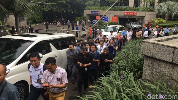 Foto: Suasana di BEI Pasca Selasar Atap Tower II Ambruk