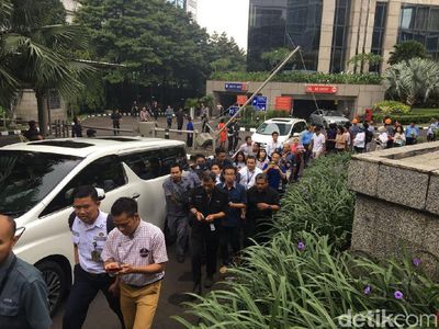 Foto: Suasana di BEI Pasca Selasar Atap Tower II Ambruk
