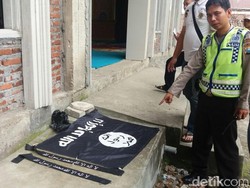 Kantong Berisi Bendera ISIS Ditinggalkan 6 Pria di Masjid Mojokerto