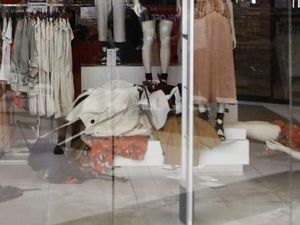 Gara-gara Foto Iklan Rasis, Toko H&M di Afrika Selatan Dihancurkan