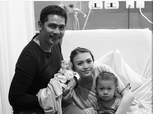 Donita Bersyukur Adi Nugroho Selalu Bantu Ngasuh Anak Donita Bersyukur Adi Nugroho Selalu Bantu Ngasuh Anak