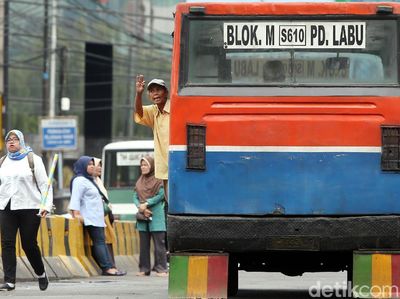 Melihat Kepulan Asap Metro Mini dan Kopaja yang Hampir Mati