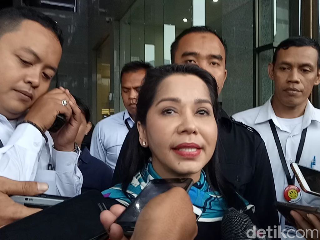 Kasus Emirsyah, Penyanyi Pop Era 80-an Ditanya soal Jual-Beli Rumah Kasus Emirsyah, Penyanyi Pop Era 80-an Ditanya soal Jual-Beli Rumah