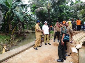 Bupati Anas Pastikan Jembatan Ambrol Karena Banjir Akan Dibangun