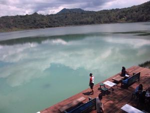 Bersantai di Danau yang Bisa Berubah warna
