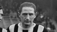 Italia: Silvio Piola (1929–54). Piola, yang dikenal piawai dengan kaki kanan sekaligus kaki kiri, mencetak 274 gol di liga Italia. Ia juga membantu Gli Azzurri menjuarai Piala Dunia 1938. (Foto: STAFF/AFP PHOTO)