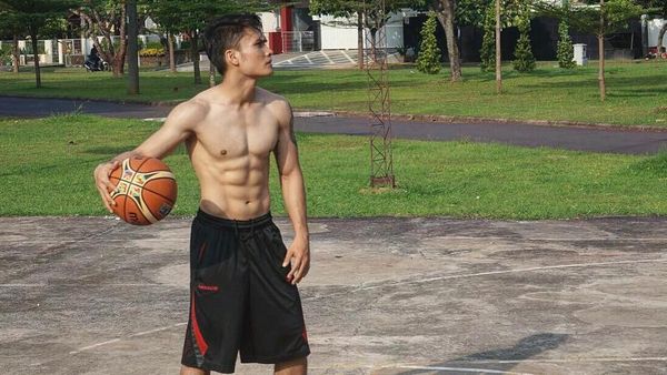 Foto: Perut Sixpack Randy Pangalila Bikin Hati Kaum Hawa Meleleh Nih!