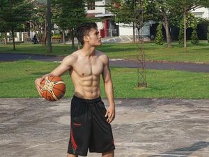 Foto: Perut Sixpack Randy Pangalila Bikin Hati Kaum Hawa Meleleh Nih! Foto: Perut Sixpack Randy Pangalila Bikin Hati Kaum Hawa Meleleh Nih!