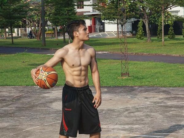 Foto: Perut Sixpack Randy Pangalila Bikin Hati Kaum Hawa Meleleh Nih!